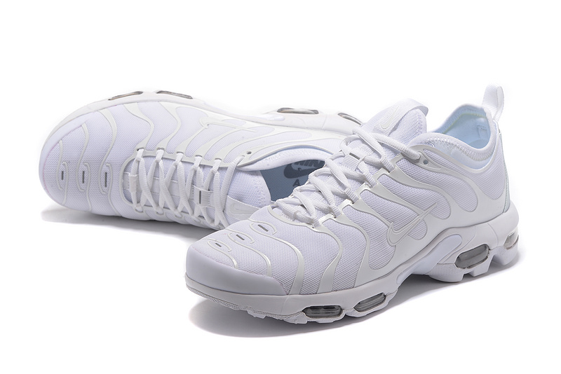 requin nike blanche
